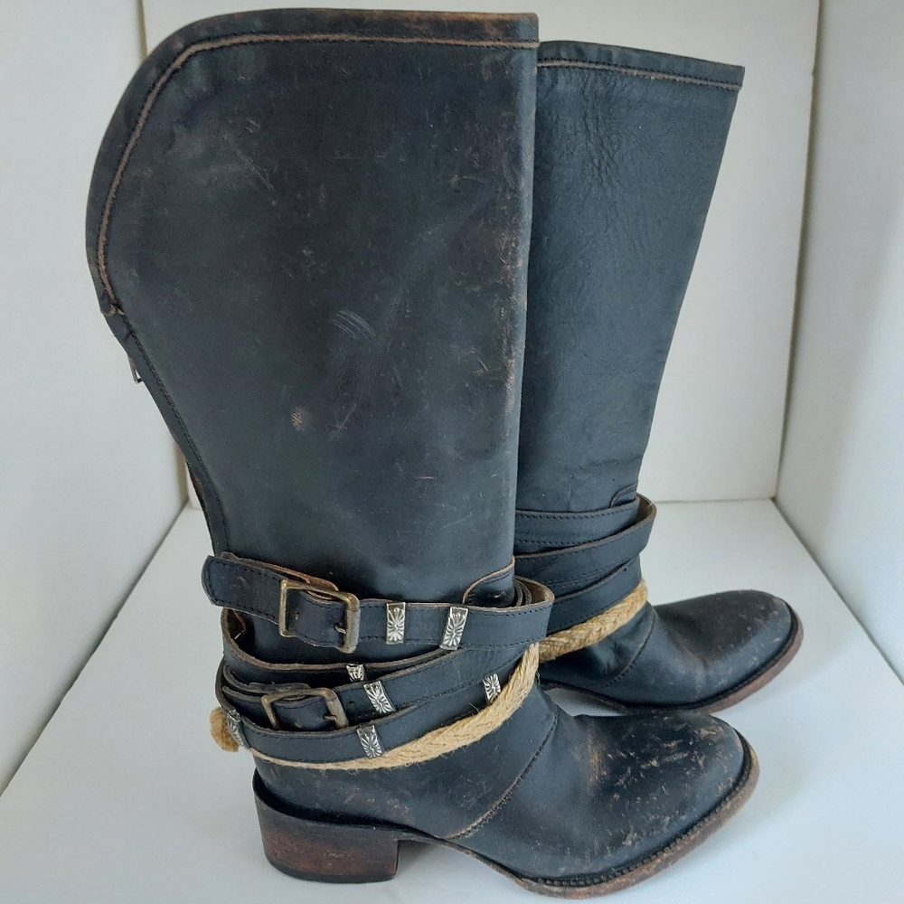 Boots - Picture 4 of 5